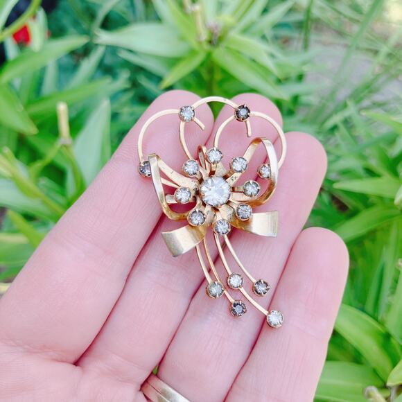 VTG 1940s Brooch Mid Century Gold Tone Ribbon Rhinestone Spray Jewelry - Picture 2 of 8